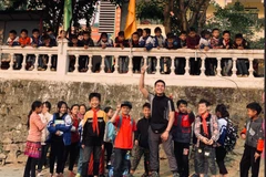 Tình nguyện viên Lê Bá Ngọc và các em học sinh Trường tiểu học xã Cán Cấu (Simacai, Lào Cai) Ảnh: Bá Bá