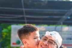 Chủ nhiệm Câu lạc bộ Đội Mũ Đỏ Nguyễn Văn Thủy luôn yêu thương chăm chút các thành viên nhí. Ảnh | ĐMĐ