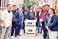 Dương Vũ Hải (ngoài cùng bên trái) và đội thiện nguyện phát cơm tại Xóm chạy thận.