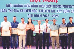 Lãnh đạo tỉnh Nghệ An trao giấy khen tặng các cá nhân có thành tích xuất sắc trong công tác khuyến học, khuyến tài, xây dựng xã hội học tập.