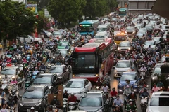 Mật độ phương tiện lớn đã tạo áp lực cho môi trường và hạ tầng Thủ đô Hà Nội. Ảnh: ĐẠT THÀNH 