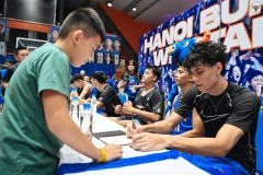 Cầu thủ Hanoi Buffaloes ký tặng người hâm mộ.