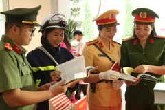 Cán bộ, chiến sĩ Công an thành phố Hà Nội tham quan triển lãm các cuốn sách của Tổng Bí thư Tô Lâm.