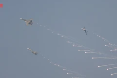Su-30MK2 đồng loạt thả đạn nhiễu rực sáng bầu trời TP.HCM sáng 30/4