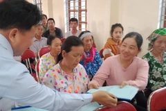 Cán bộ xã Quang Sơn, huyện Đồng Hỷ tuyên truyền pháp luật về hôn nhân gia đình đối với người dân.