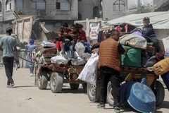 Người dân Palestine đi sơ tán tránh xung đột tại Dải Gaza. (Ảnh: THX/TTXVN)