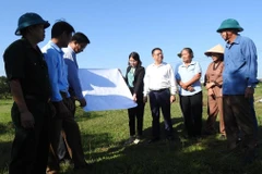 Lãnh đạo UBND huyện Mê Linh vận động người dân thực hiện công tác giải phóng mặt bằng. (Ảnh: Vũ Cường)