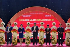 Các đại biểu thực hiện nghi thức khai mạc sự kiện.