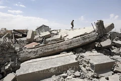 Cảnh đổ nát sau cuộc không kích tại Sanaa, Yemen, ngày 27/4/2025. (Ảnh: THX/TTXVN)