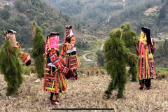 Nhảy múa với ma cỏ - nghi lễ độc đáo trong lễ cúng tổ tiên của người Lô Lô. Ảnh: Quốc Đạt
