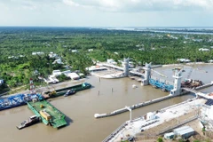 Công trình thủy lợi cống âu Rạch Mọp vừa đưa vào khai thác phục vụ phòng chống hạn mặn cho tỉnh Sóc Trăng. Ảnh: Lê Sơn 