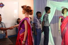 Iris - giáo viên AI đầu tiên của Ấn Độ, xuất hiện trong bộ saree (trang phục truyền thống của nữ giới tại Ấn Độ).