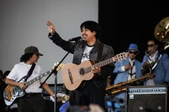 Macario Martinez hát “Suena Lindo, Corazon”