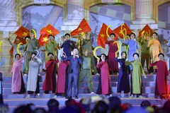 Kỷ niệm 95 năm Ngày thành lập Đảng Cộng sản Việt Nam (03/02/1930 - 03/02/2025), tối 3/2/2025, tại Quảng trường Cách mạng tháng Tám (Hà Nội), Bộ Văn hóa, Thể thao và Du lịch tổ chức Chương trình nghệ thuật đặc biệt "Mừng Đảng, mừng Xuân, mừng đất nước đổi mới” với chủ đề “95 năm - Ánh sáng soi đường”. Ảnh: TTXVN 