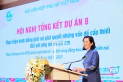 Bà Nguyễn Thị Minh Hương - Phó Chủ tịch Hội Liên hiệp Phụ nữ Việt Nam báo cáo tổng kết, đánh giá kết quả thực hiện Dự án 8 giai đoạn I. 