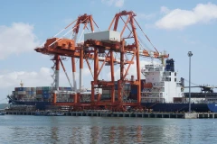 Tháo gỡ những “điểm nghẽn” về chính sách thuế xuất khẩu, thuế nhập khẩu để tăng tốc phát triển kinh tế. (Ảnh HẢI NAM) 