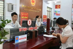 Người dân đến Ủy ban nhân dân xã Xuân Cẩm, huyện Hiệp Hòa (Bắc Giang) thực hiện thủ tục hành chính. Ảnh: VĂN HỌC
