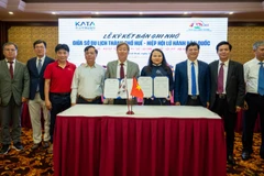Đại diện Sở Du lịch thành phố Huế và Hiệp hội Du lịch Hàn Quốc ký kết Bản ghi nhớ hợp tác. (Ảnh: PV)