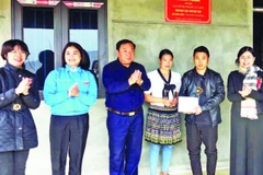 Bàn giao nhà Đại đoàn kết cho gia đình anh Phàng A Cang, bản Suối Quốc, xã Song Pe, huyện Bắc Yên. (Ảnh PHẠM ĐỨC)