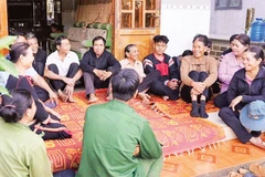 Già làng, người có uy tín là cầu nối giữa cấp ủy, chính quyền cơ sở với nhân dân. 