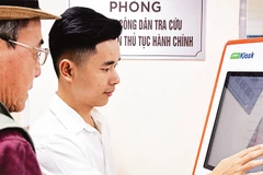 Người dân đến giải quyết thủ tục được nhân viên Trung tâm hướng dẫn lấy số.