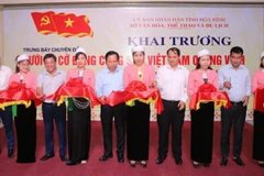 Lãnh đạo tỉnh Hòa Bình cắt băng khai mạc tại buổi lễ.