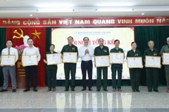 Các tập thể và cá nhân thanh niên xung phong Lạng Sơn có thành tích xuất sắc trong giải quyết chế độ chính sách được Chủ tịch Ủy ban nhân dân tỉnh tặng Bằng khen ngày 4/7/2024. (Ảnh HÙNG TRÁNG)
