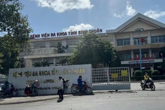 Bệnh nhân được đưa đi bệnh viện cấp cứu
