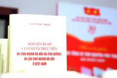 Cuốn sách “Một số vấn đề lý luận và thực tiễn về chủ nghĩa xã hội và con đường đi lên chủ nghĩa xã hội ở Việt Nam” của Tổng Bí thư Nguyễn Phú Trọng. Ảnh: VOV