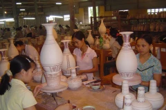 Nhờ ứng dụng công nghệ và chú trọng nâng cao tay nghề, sản phẩm làng gốm Bát Tràng ngày càng đẹp và tỷ lệ đạt chuẩn cao. Ảnh: Khoa Đăng
