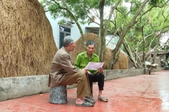 Người lính Cụ Hồ năm xưa Bùi Như Tập (người cầm tờ báo). Ảnh: Phạm Hồng Trang