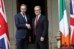 Thủ tướng Anh Keir Starmer (bên phải) và người đồng cấp Ireland Simon Harris.