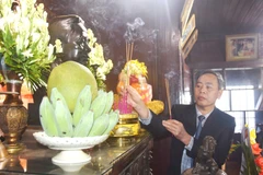 Phó Bí thư Thường trực Tỉnh ủy, Chủ tịch Hội đồng nhân dân tỉnh Quảng Trị tỉnh Nguyễn Đăng Quang dâng hương tưởng nhớ Tổng Bí thư Lê Duẩn. (Ảnh: Q.H)