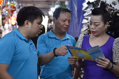 Cán bộ Bảo hiểm xã hội Hà Nội vận động người dân tham gia bảo hiểm xã hội tự nguyện, bảo hiểm y tế hộ gia đình. (Ảnh HSS) 
