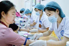 Lấy máu để xét nghiệm đường huyết tại Bệnh viện Nội tiết Trung ương. (Ảnh nhandan.vn)