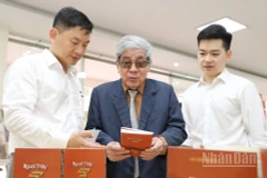 Giáo sư Hà Minh Đức và các học trò bên ấn phẩm mới “Người thầy và những trang sách” .