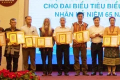 Lãnh đạo tỉnh Quảng Bình tặng quà cho người có uy tín trong đồng bào dân tộc Bru-Vân Kiều.