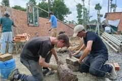 Đoàn sinh viên tình nguyện của tổ chức LEDD cùng tham gia xây dựng nhà hữu nghị cho đồng bào dân tộc thiểu số. 