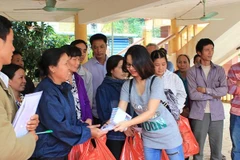 Bà Nguyễn Thúy Hà, Trưởng Ban liên lạc cộng đồng người Việt Nam tại Singapore trao 51 suất quà cho các hộ bị ảnh hưởng do lũ tại xã Vầy Nưa, huyện Đà Bắc, tỉnh Hòa Bình. Ảnh: Hoàng Hướng