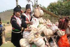 Đồng bào Khơ Mú treo túi quần áo tại lán thờ để cầu mong sức khỏe, con cháu được thần linh che chở.