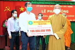 Hòa thượng Thích Minh Hạnh trao 100 triệu đồng do Giáo hội Phật giáo tỉnh Sóc Trăng đóng góp vào Quỹ Phòng, chống dịch Covid-19 tỉnh.