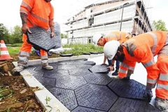 Công nhân của Purple Alternative Surface lắp ráp các tấm Purple Solo. Ảnh: AFP