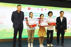 Các em học sinh nhận giải cuộc thi vẽ tranh.