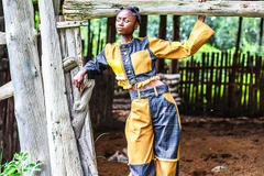 Thiết kế được kết hợp từ vải đã qua sử dụng. Ảnh: KEVIN MBURU & ASANDE MAOGA