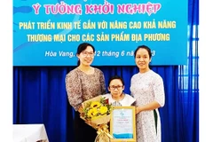 Chị Láng nhận giải thưởng cao nhất tại hội thi ý tưởng khởi nghiệp huyện Hòa Vang năm 2023.