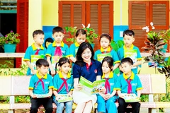 Cô và trò cùng hứng thú với những trang sách tiếng Anh.