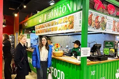Người dân Moscow thưởng thức các món ăn Việt tại quán Phở Ngon ở quận Gagarinski.