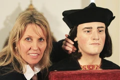 Bà Philippa Langley bên bức tượng Vua Richard III. Ảnh: THE TIMES
