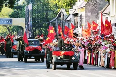 Màn tái hiện đoàn quân trở về giải phóng Thủ đô trong “Ngày hội Văn hóa vì Hòa bình”.