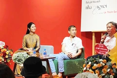Họa sĩ Lê Thiết Cương (giữa) tại cuộc ra mắt sách.